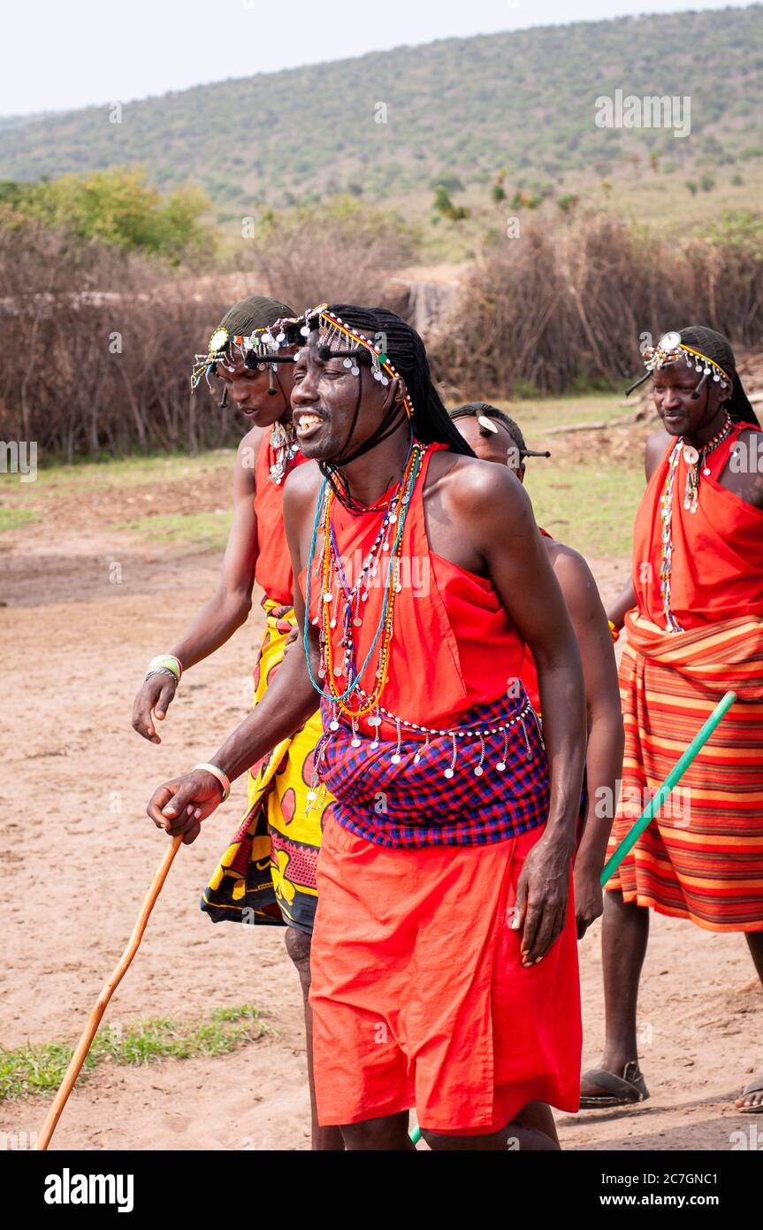 Maasai Männer in traditioneller Kleidung, in einem traditionellen Tanz, im Maasai Mara National Reserve. Kenia. Afrika. Stockfoto