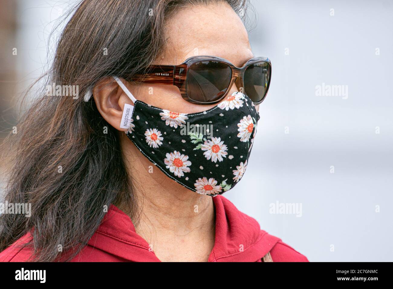 LONDON, GROSSBRITANNIEN. 17. Juli 2020. Fußgänger mit Schutzmaskenschutz gegen COVID-19 Infektionen mit floralen Mustern. Kredit: amer ghazzal/Alamy Live Nachrichten Stockfoto