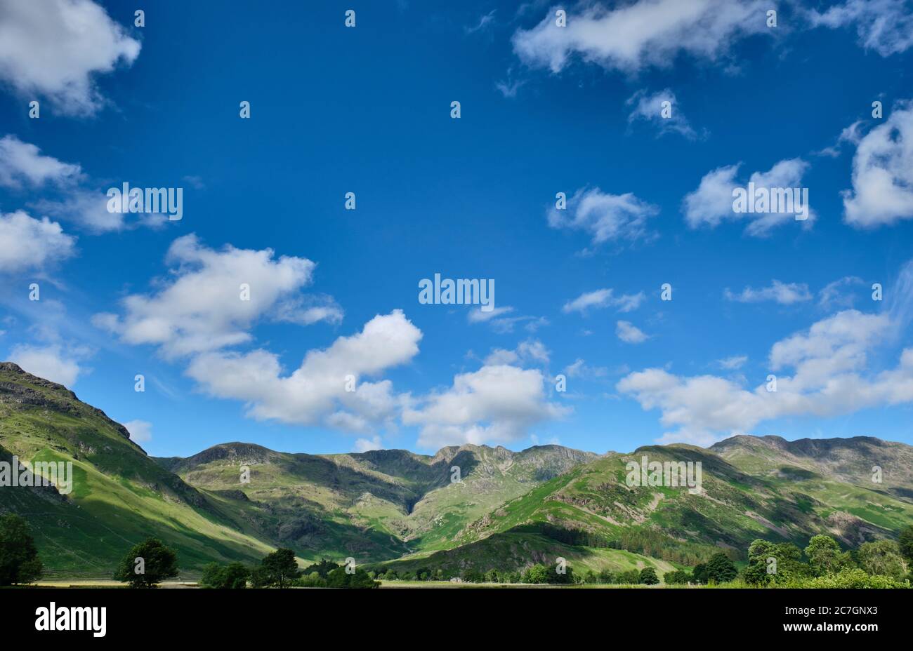 Crinkle Crags, The Band und Bowfell, von der Nähe Stool End Farm, Langdale, Lake District, Cumbria gesehen Stockfoto