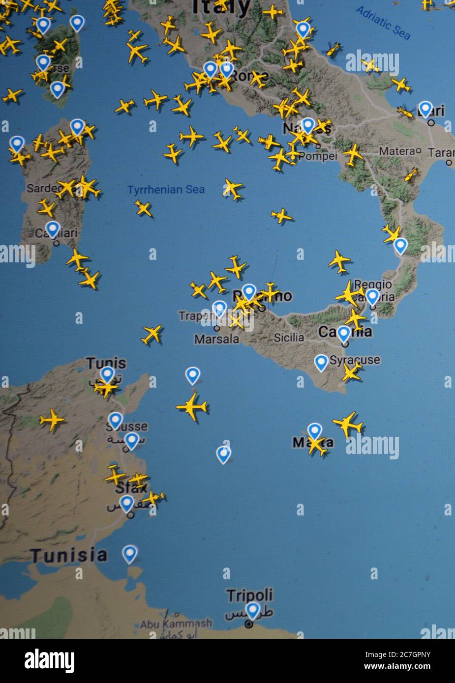 Flugverkehr über Tunesien, Malta, Sicilia (17. juli 2020, UTC 09.11) im Internet mit Flightradar 24 Website, während der Coronavirus Pandemie Stockfoto