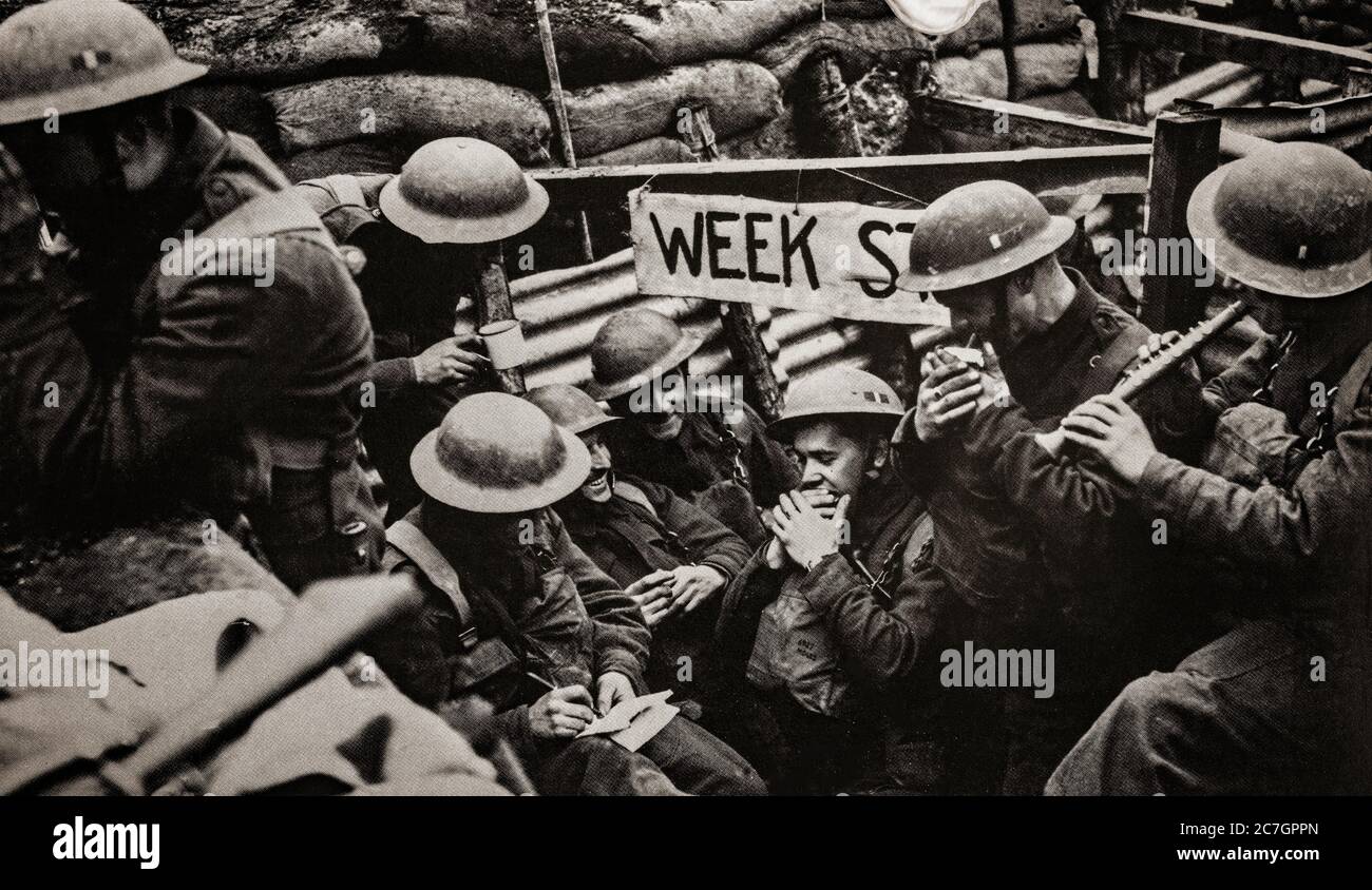 Eine einimpromptu Musikstunde von Soldaten des Royal West Kent Regiment, Teil der British Expeditionary Force (BEF) in den Schützengräben vor der Schlacht von Frankreich, auch bekannt als der Fall Frankreichs, Die deutsche Invasion von Frankreich und den Niederlanden im Frühjahr 1940 während des Zweiten Weltkriegs. Stockfoto