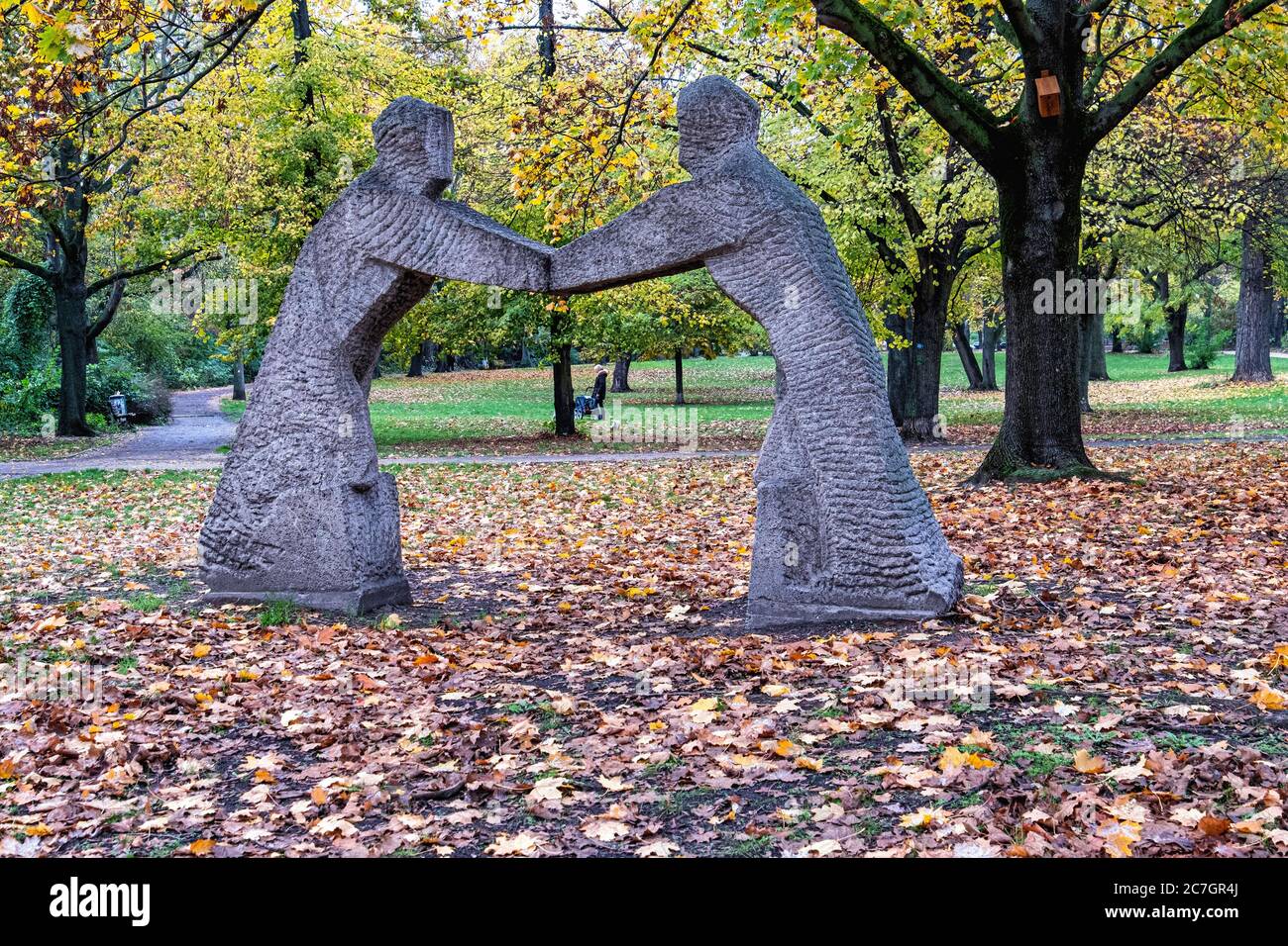 Wiedervereinigung 1962 - monumentale Skulptur der Bildhauerin Hildegard Leest. Zwei Figuren symbolisieren Hoffnung, dass Ost und West sich vereinigen, Stockfoto