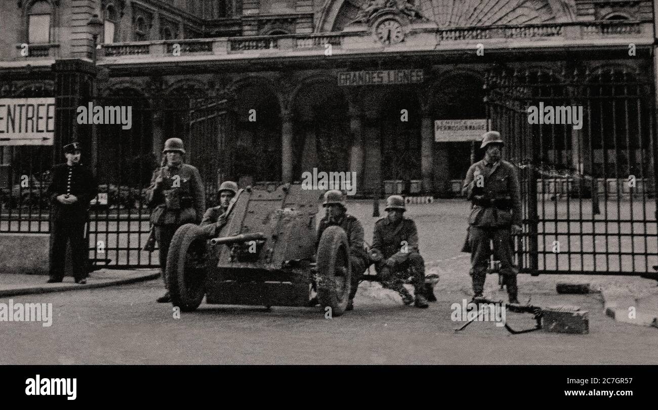 Nach der Schlacht von Frankreich im Zweiten Weltkrieg und dem Fall von Paris bewachen deutsche Truppen den Bahnhof Gare de L'set. Stockfoto