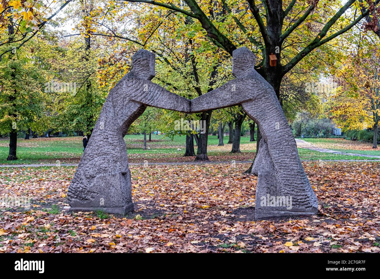 Wiedervereinigung 1962 - Monumentale Skulptur der Bildhauerin Hildegard Leest. Zwei Figuren symbolisieren die Hoffnung, dass sich Ost und West wiedervereinigen, Gesundbrunnen-Berlin Stockfoto