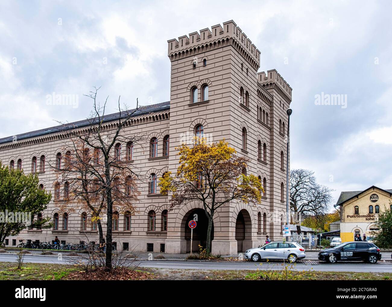 Finanzamt, Finanzamt. Regierungsfinanzabteilung im schlossähnlichen Gebäude in Mehringdamm, Kreuzberg, Berlin, Deutschland. Stockfoto