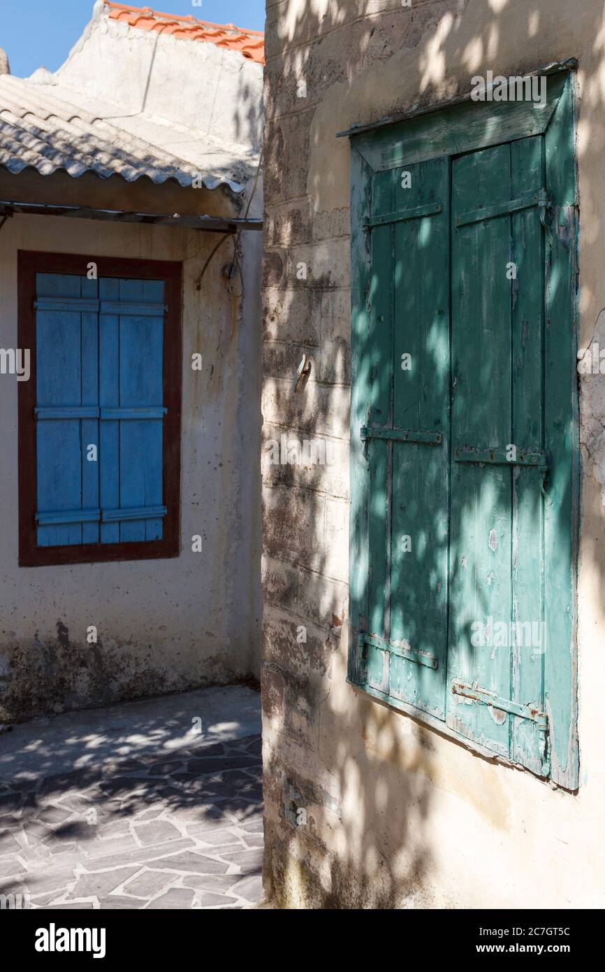 Traditionelles Haus in einer alten gepflasterten Gasse im Dorf Mesotopos, Insel Lesbos, Griechenland Stockfoto