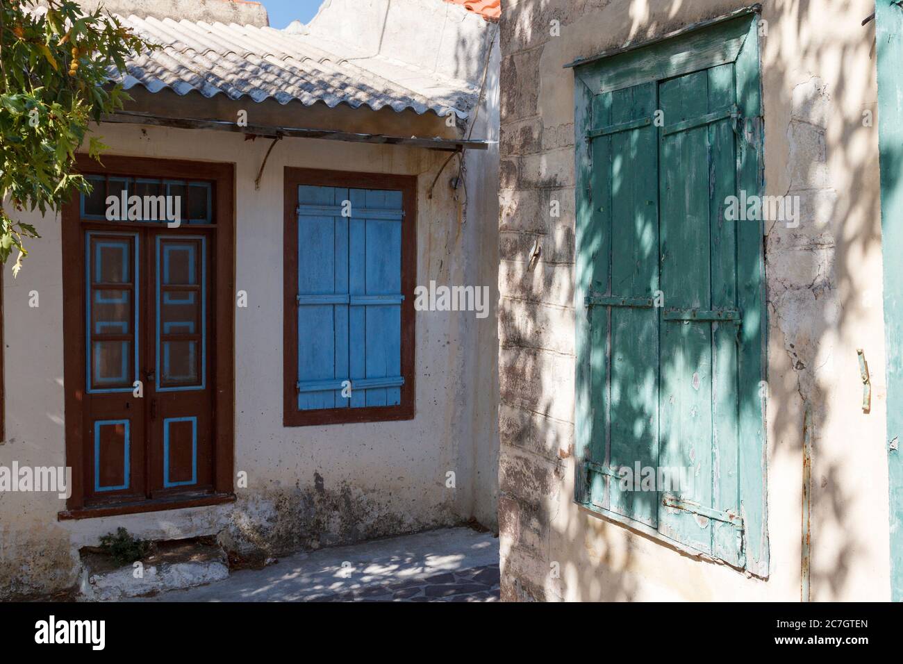 Traditionelles Haus in einer alten gepflasterten Gasse im Dorf Mesotopos, Insel Lesbos, Griechenland Stockfoto