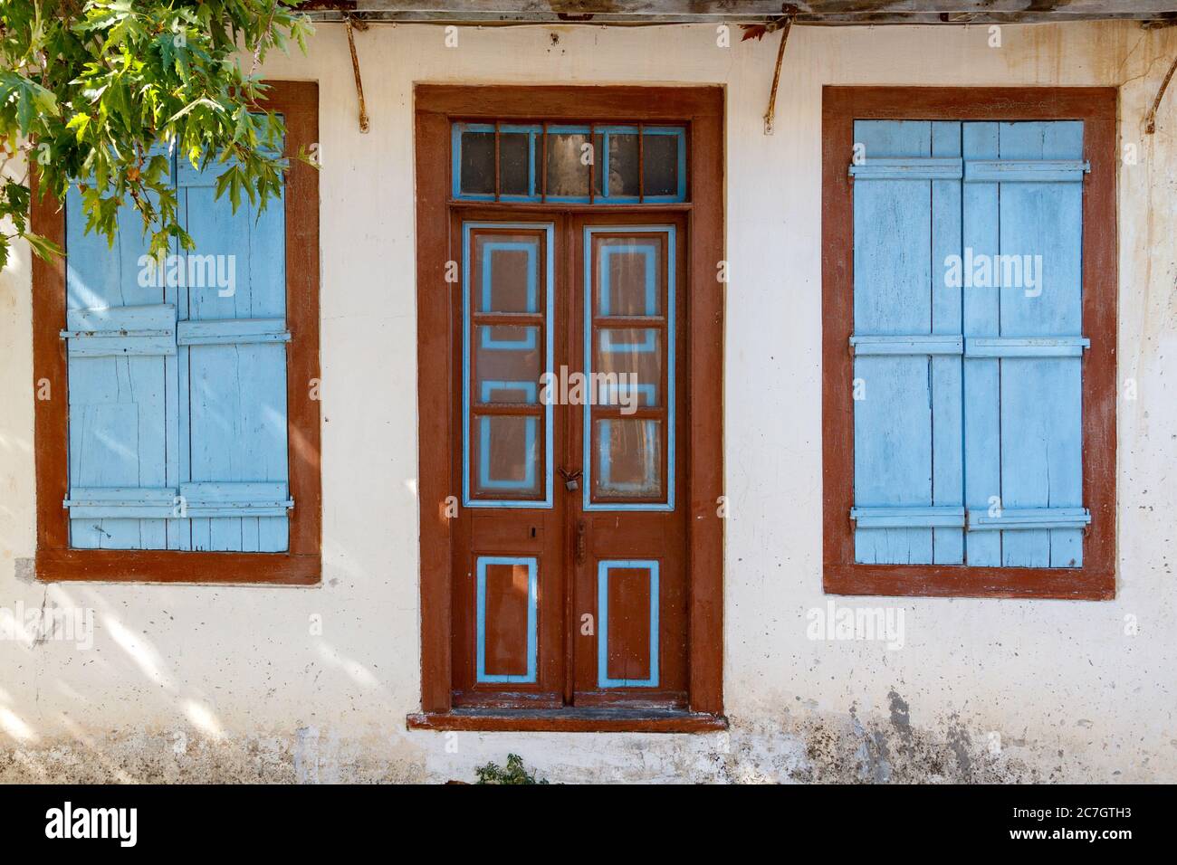 Traditionelles Haus in einer alten gepflasterten Gasse im Dorf Mesotopos, Insel Lesbos, Griechenland Stockfoto