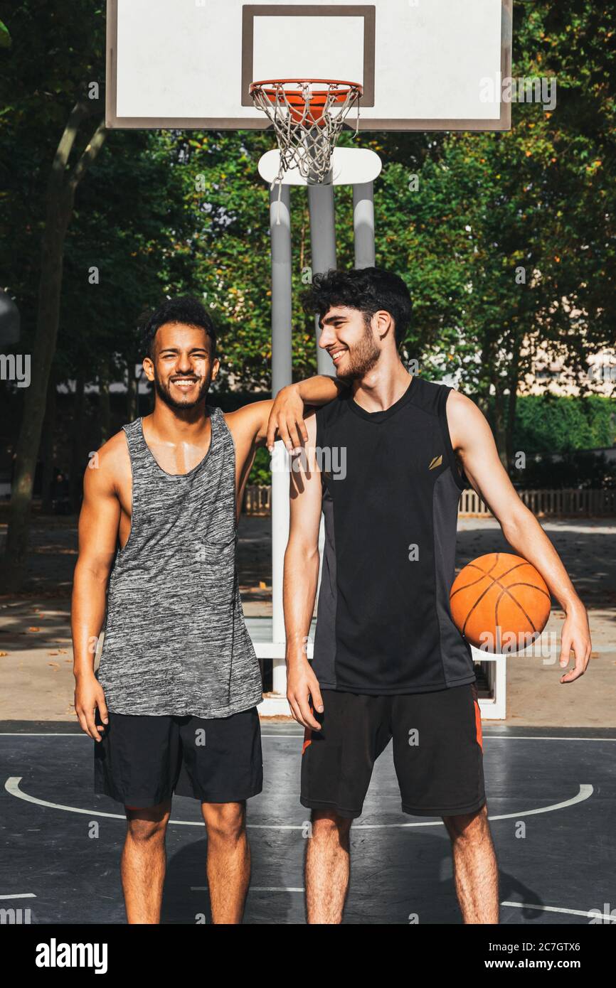 Zwei junge Männer bereit, Basketball im Freien zu spielen Stockfoto