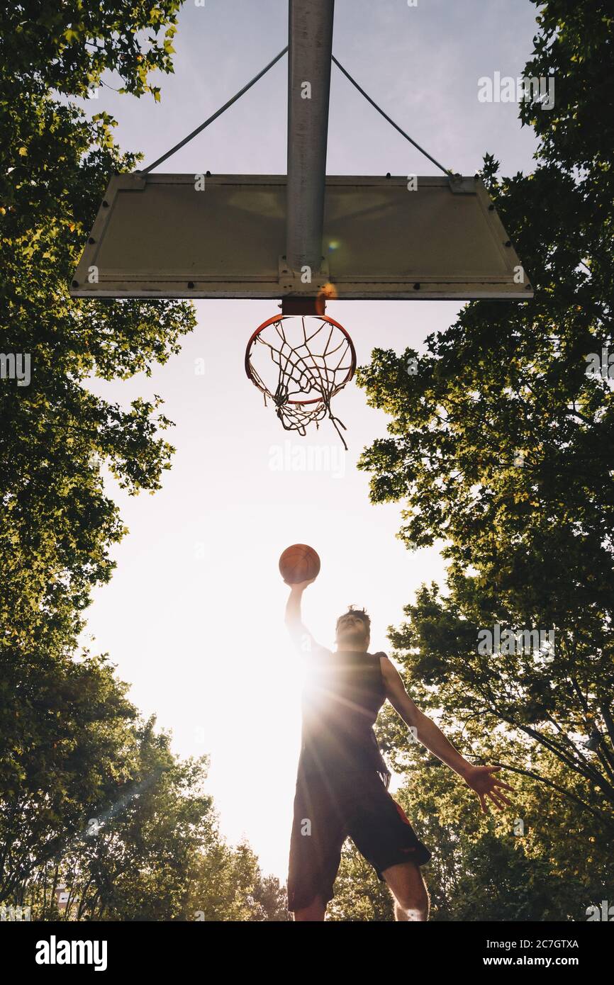 Basketballspieler, der sich in die Dunkeln Gerät Stockfoto