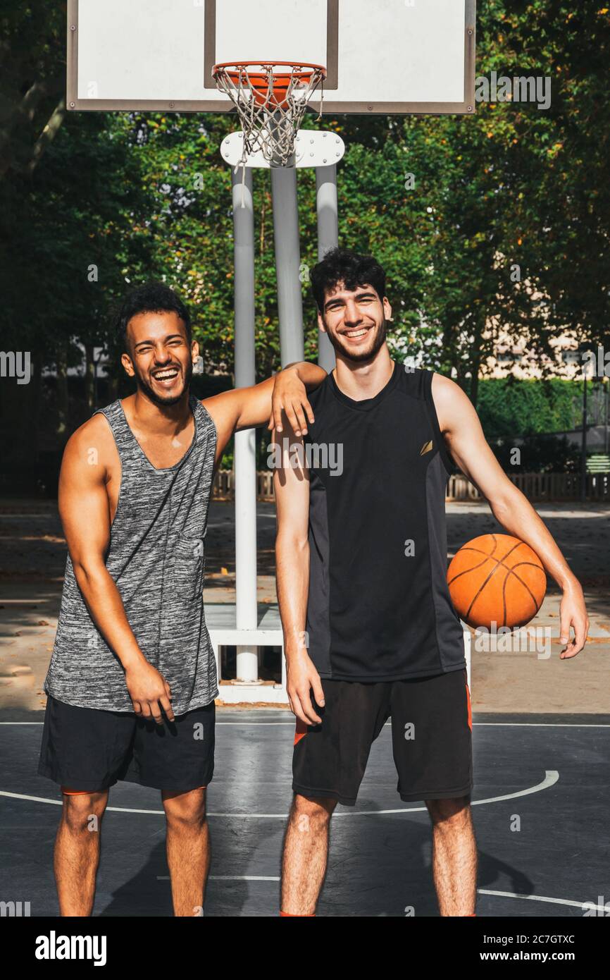 Zwei junge Männer bereit, Basketball im Freien zu spielen Stockfoto