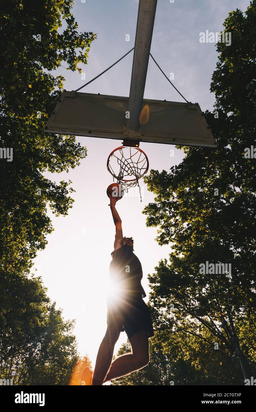 Basketballspieler, der sich in die Dunkeln Gerät Stockfoto