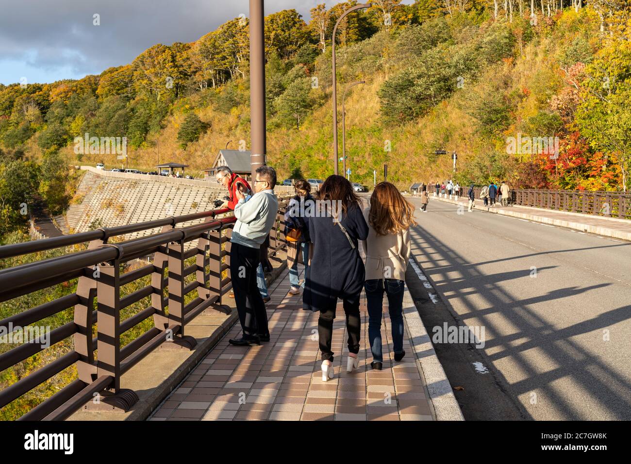 Touristen besichtigen die Jogakura Ohashi Brücke während der Herbstlaubsaison. Towada Hachimantai National Park. Präfektur Aomori, Japan Stockfoto