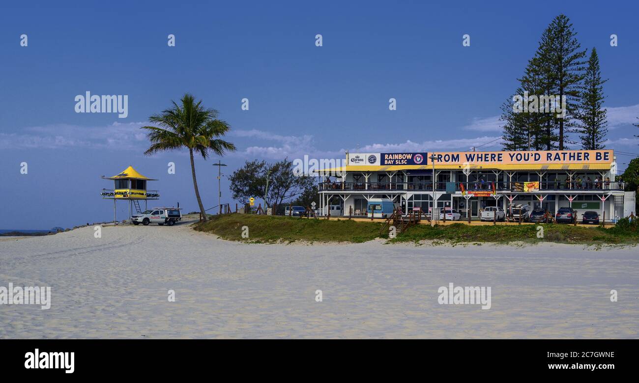 GOLD COAST,, AUSTRALIEN - 06. Dez 2019: Ein Panoramablick auf die Rainbow Bay SLSC vom Rainbow Bay Beach... Stockfoto