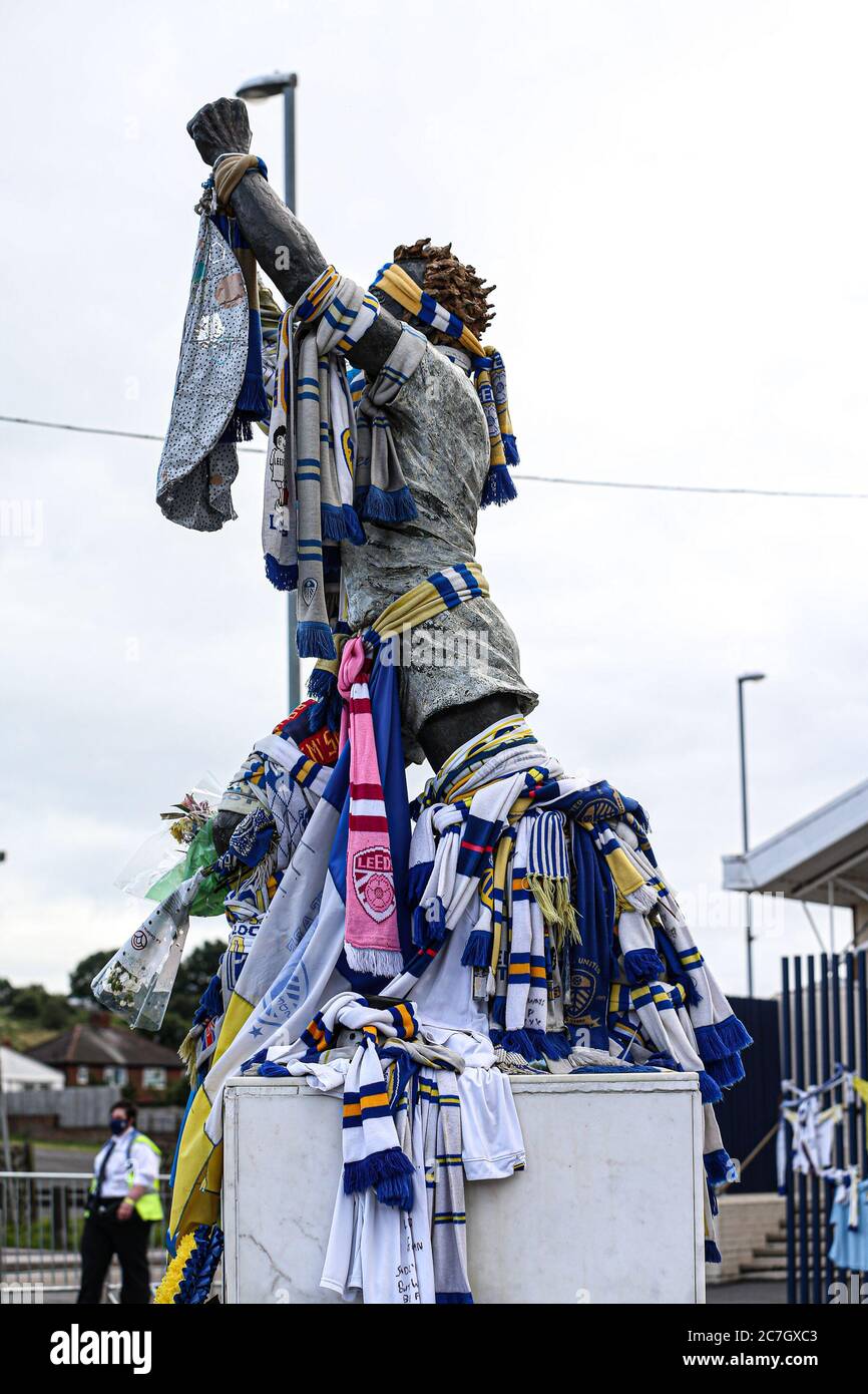 LEEDS, ENGLAND - Tribute an die ehemaligen Fußballspieler Billy Bremer, Jack Charlton und Norman Hunter vor dem Stadion an der Elland Road, Leeds (Quelle: Emily Moorby) Stockfoto