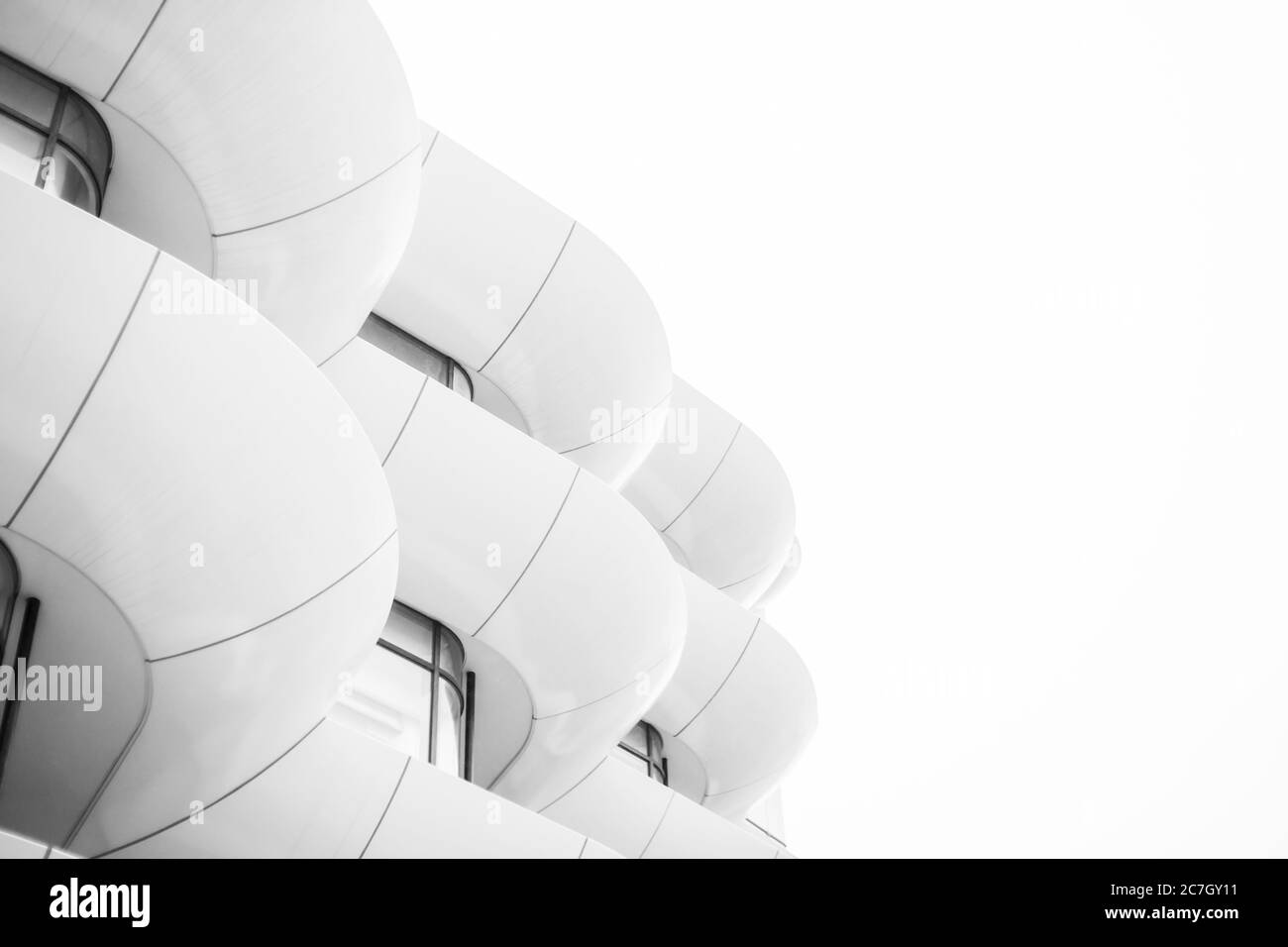 Moderne Architektur eines Gebäudes in der Stadt. Kurven und gerade Linien. Minimalistisches futuristisches Design. Schwarz und Weiß. Stockfoto