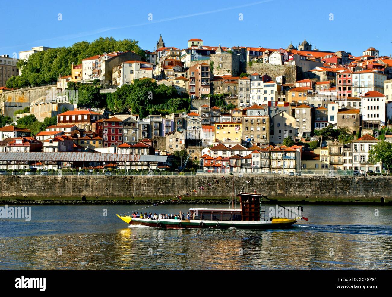 Touristenboot auf dem Douro Fluss mit Blick auf Porto, Portugal Stockfoto