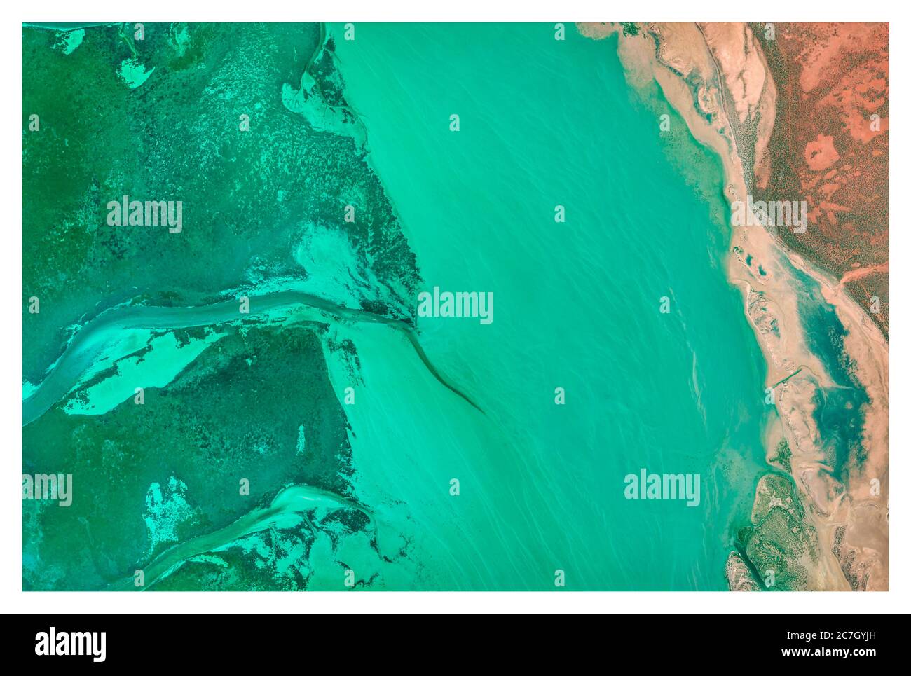 Ein Fluss im Meer, Satellitenansicht der australischen Westküste. Natur und Luftaufnahme. Globale Erwärmung und Klimawandel Stockfoto