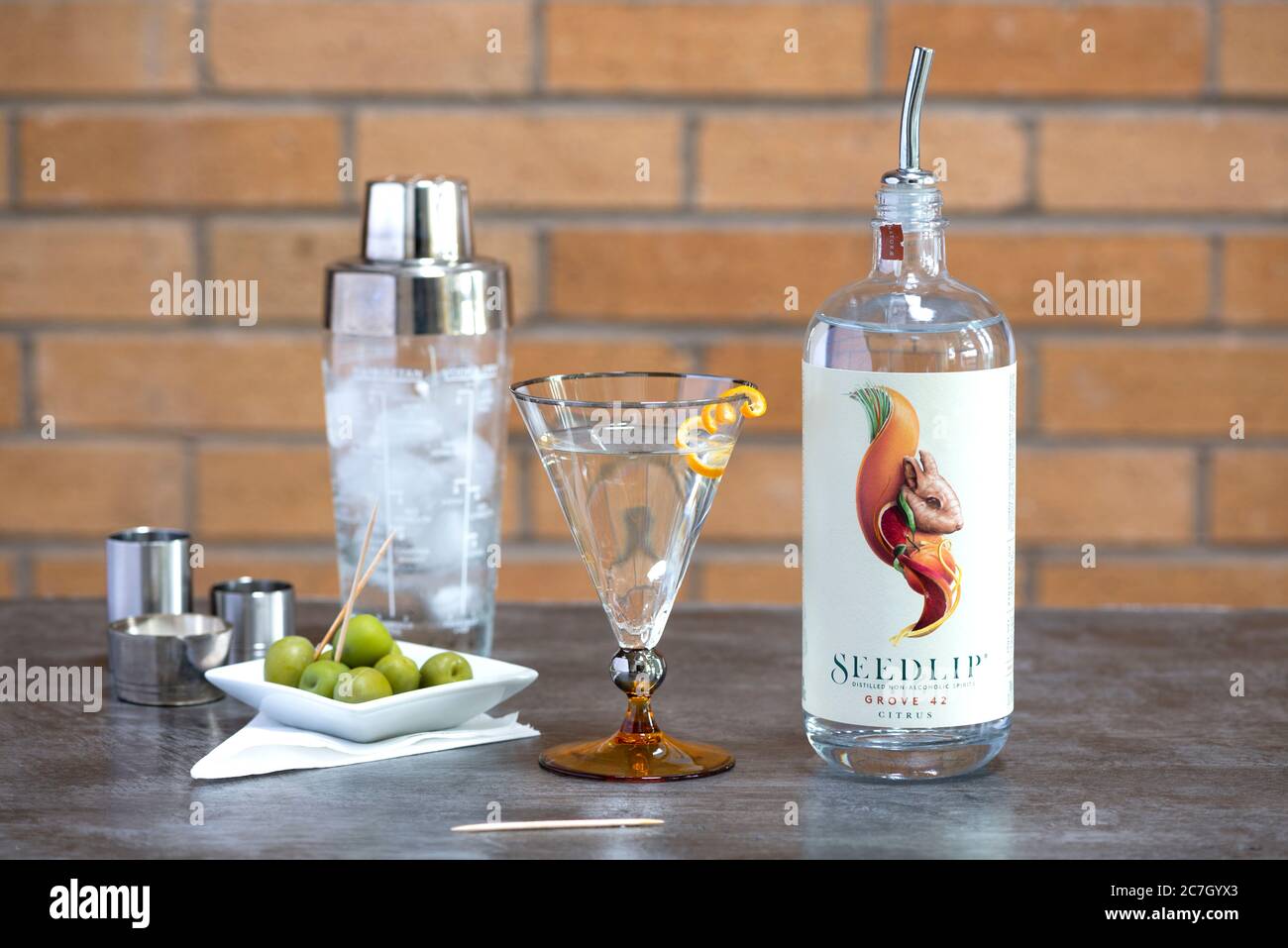 Alkoholfreier Cocktail mit Seedlip alkoholfreien Spirituosen. Stockfoto