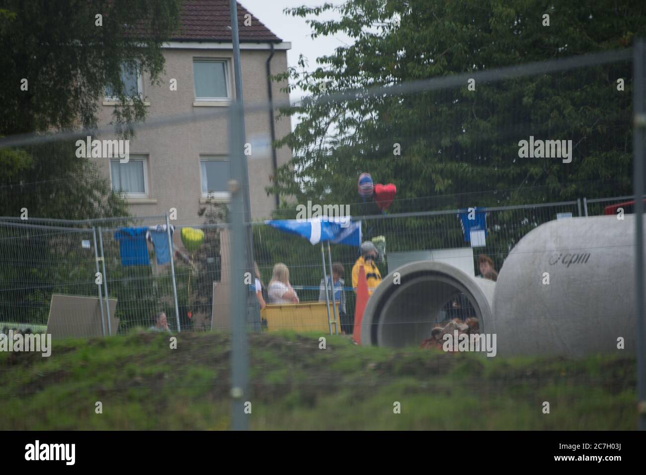 Glasgow, Schottland, Großbritannien. Juli 2020. Im Bild: Szenen, in denen ein zehnjähriger Junge nach einem Vorfall auf einer Baustelle in Drumchapel, Glasgow, gestorben ist. Quelle: Colin Fisher/Alamy Live News Stockfoto