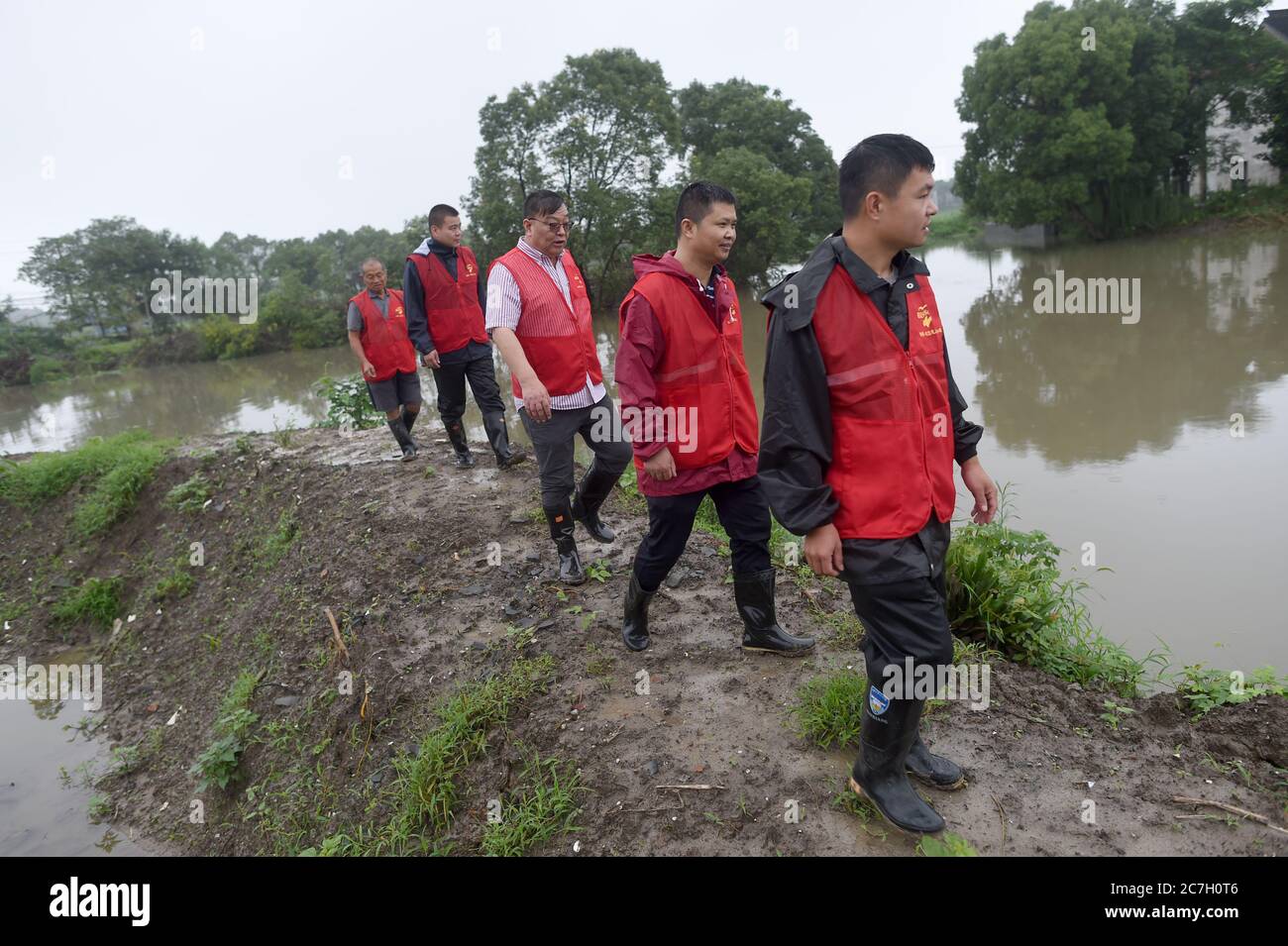 Jiaxing, Chinas Provinz Zhejiang. Juli 2020. Freiwillige und Mitarbeiter patrouillieren entlang des Flusses im Bezirk Xiuzhou der Stadt Jiaxing, ostchinesische Provinz Zhejiang, 17. Juli 2020. Der Abzweigkanal des Großen Kanals Peking-Hangzhou im Bezirk Xiuzhou hat in den letzten Tagen einen hohen Wasserstand erlebt. Die Behörden sind in vollem Gange, um eine sichere Hochwassersaison zu gewährleisten. Quelle: Han Chuanhao/Xinhua/Alamy Live News Stockfoto