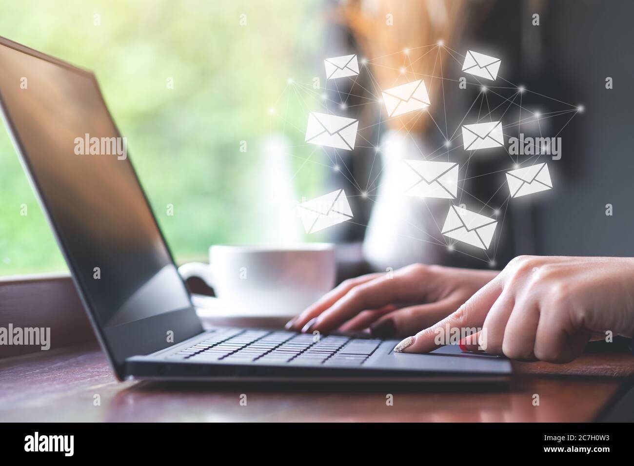 Geschäftsfrau mit Laptop, um E-Mails zu senden Social Media-Konzept Stockfoto