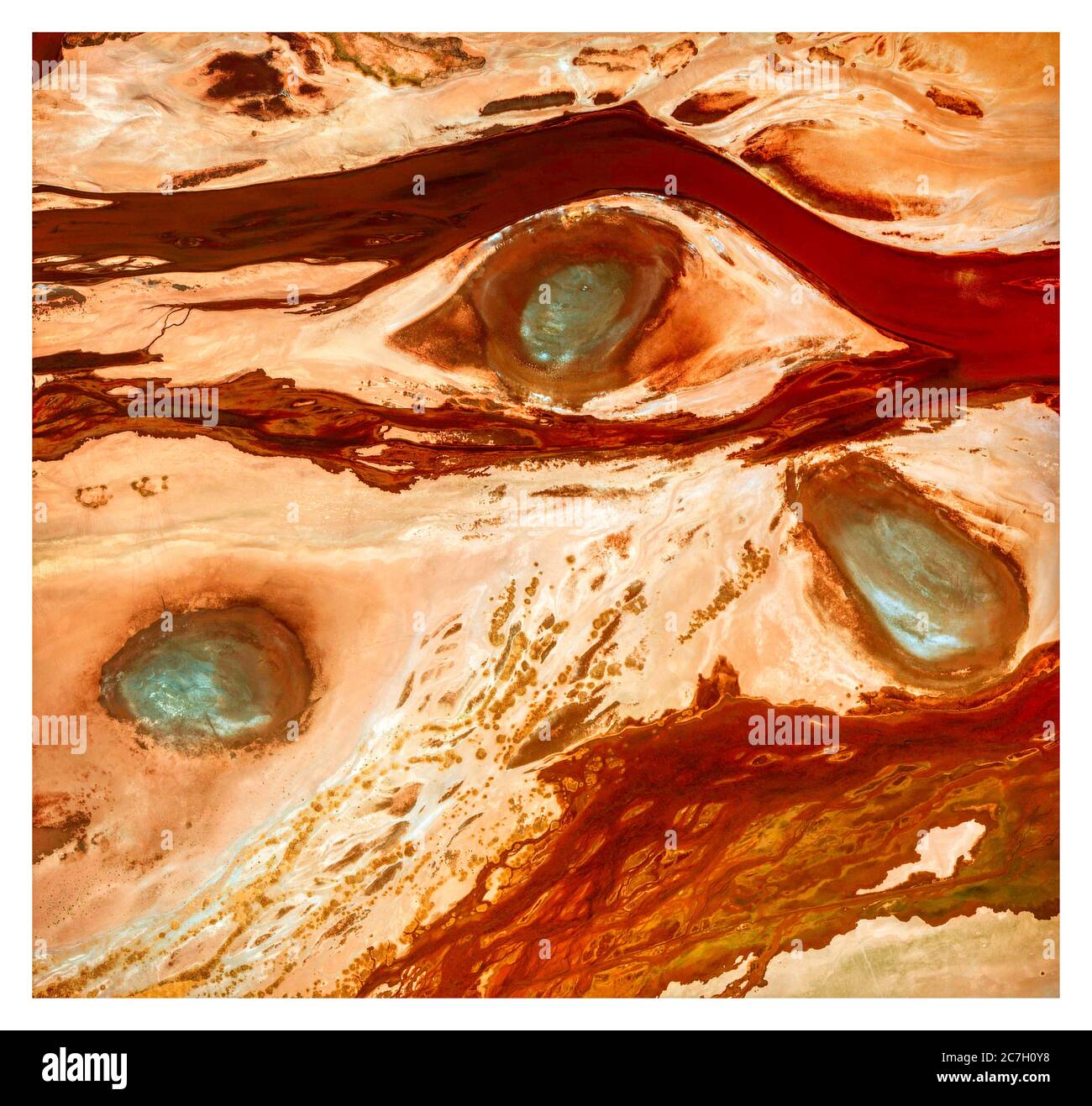 Augen, die in den Himmel schauen, Satellitenansicht von Bolivien, grüne Seen zwischen ariden Ländern und Schlamm Flüsse. Natur und Luftaufnahme. Globale Erwärmung, Klima Stockfoto
