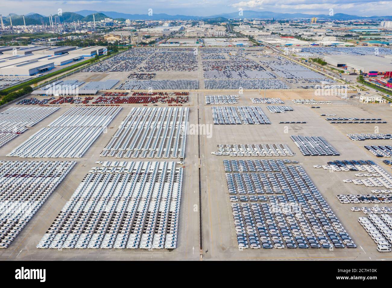 Luftaufnahme von Stock Neuwagen Parken in der Industriezone warten auf Verkauf Export in Südostasien. Transport. Automobilindustrie. Stockfoto