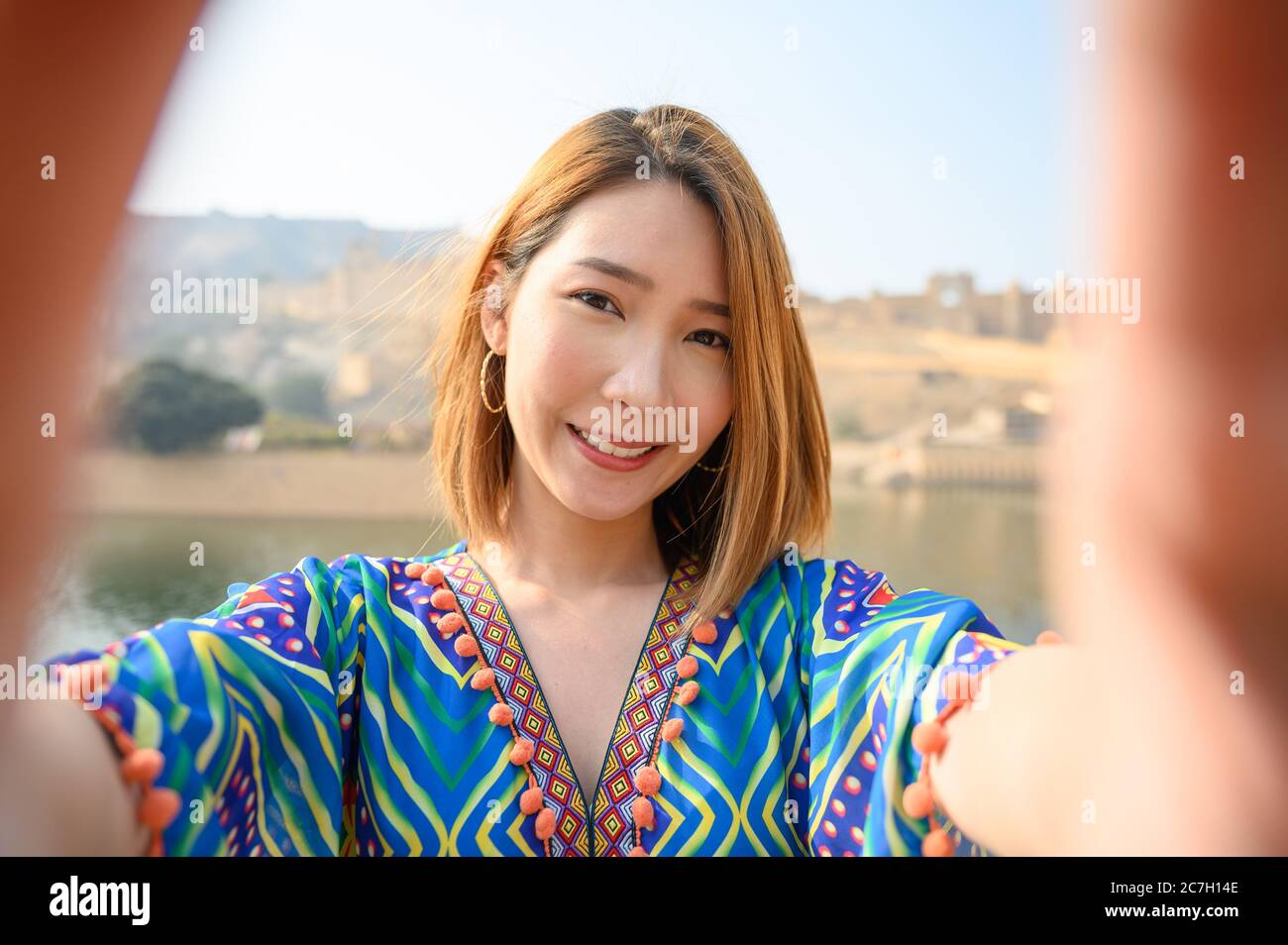 Junge Frau bunte Kleid Selfie selbst vor Bernstein Palast in Jaipur, rajasthan, Indien Stockfoto