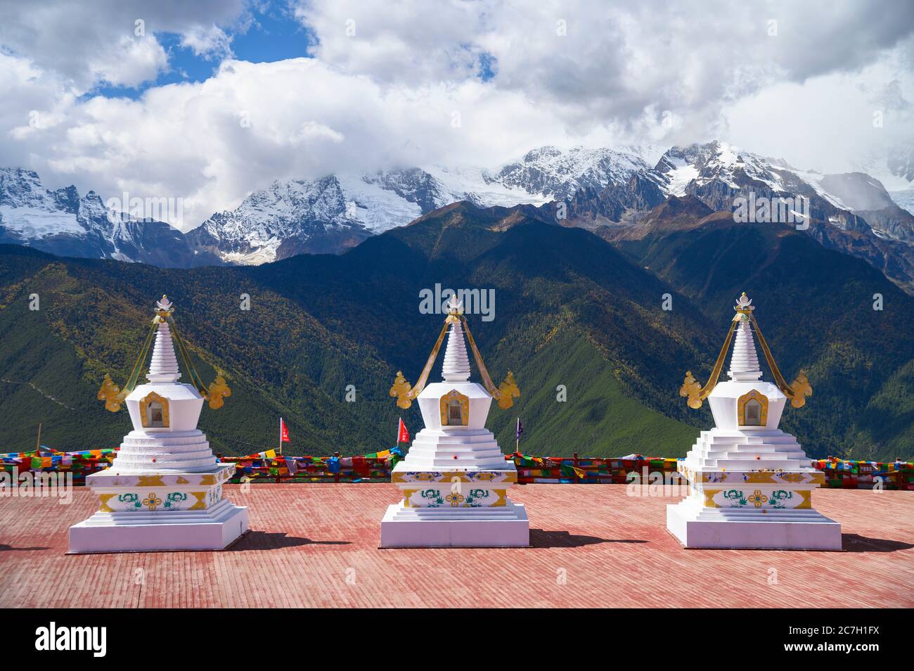 Stupa und die Meili Schneebergkette im Landkreis Deqen, Provinz Yunnan, China Stockfoto