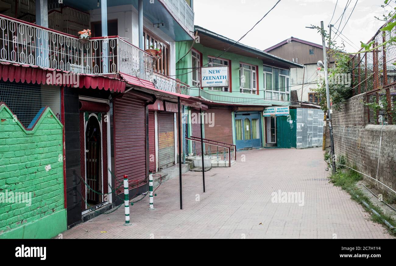 Geschlossene Hotels und leere Straßen während der Absperrung in Kaschmir. Stockfoto