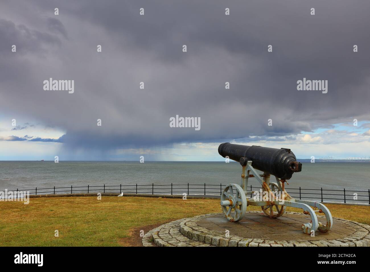 Sturmwolken über dem Meer mit einer Kanone im Vordergrund, Hartlepool, County Durham, England, UK. Stockfoto