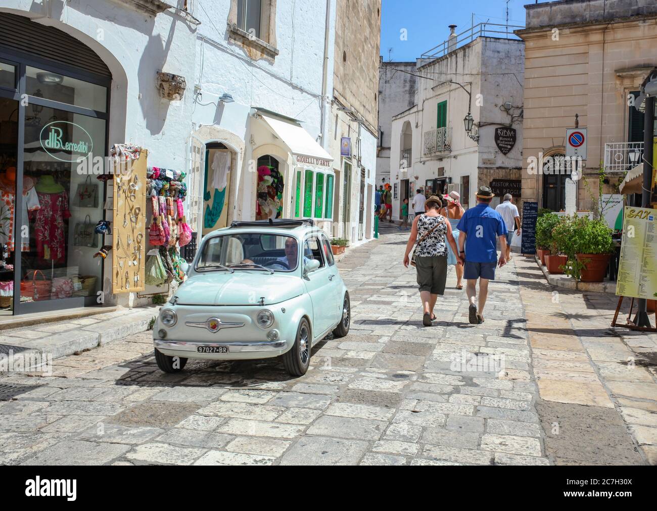 Polignano a Mare, Italien - 15. August 2014: Zentrum von Polignano a Mare, mit Touristen und Fiat 500 aus den 50er Jahren. Touristischer Ort besucht vor allem in su Stockfoto