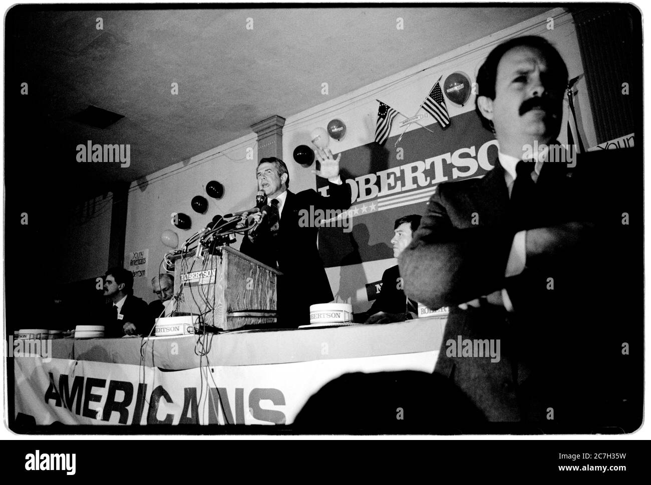 US-Präsidentschaftswahlkampf 1988 Pat Robertson republikanischer Kandidat auf dem Wahlkampfweg während der Vorwahlen in New Hampshire im Februar 1988 im September 1986 kündigte Robertson seine Absicht an, die republikanische Nominierung für den Präsidenten der Vereinigten Staaten zu beantragen. Robertson sagte, er würde die Nominierung nur dann verfolgen, wenn sich bis September 1987 drei Millionen Menschen für seine Kampagne freiwillig meldeten. Drei Millionen reagierten, und als Robertson ankündigte, dass er im September 1987 laufen würde, hatte er auch Millionen Dollar für seinen Wahlkampffonds gesammelt. Er gab seine ministerielle Kre Stockfoto