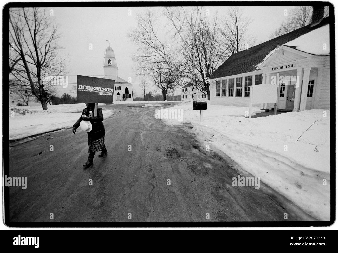 US-Präsidentschaftswahlkampf 1988 Pat Robertson republikanischer Kandidat auf dem Wahlkampfweg während der Vorwahlen in New Hampshire im Februar 1988 im September 1986 kündigte Robertson seine Absicht an, die republikanische Nominierung für den Präsidenten der Vereinigten Staaten zu beantragen. Robertson sagte, er würde die Nominierung nur dann verfolgen, wenn sich bis September 1987 drei Millionen Menschen für seine Kampagne freiwillig meldeten. Drei Millionen reagierten, und als Robertson ankündigte, dass er im September 1987 laufen würde, hatte er auch Millionen Dollar für seinen Wahlkampffonds gesammelt. Er gab seine ministerielle Kre Stockfoto