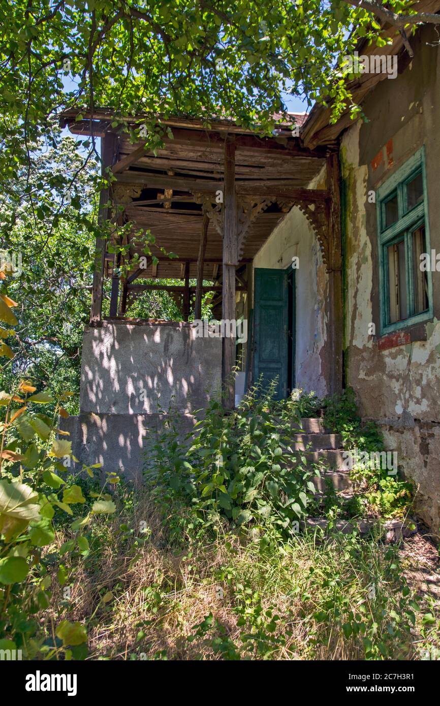 Traurige alte verlassene Berghaus in den Hügeln und Wald. Heute dient es dazu, Touristen vor dem Sturm zu schützen, der sie überrascht hat. Stockfoto