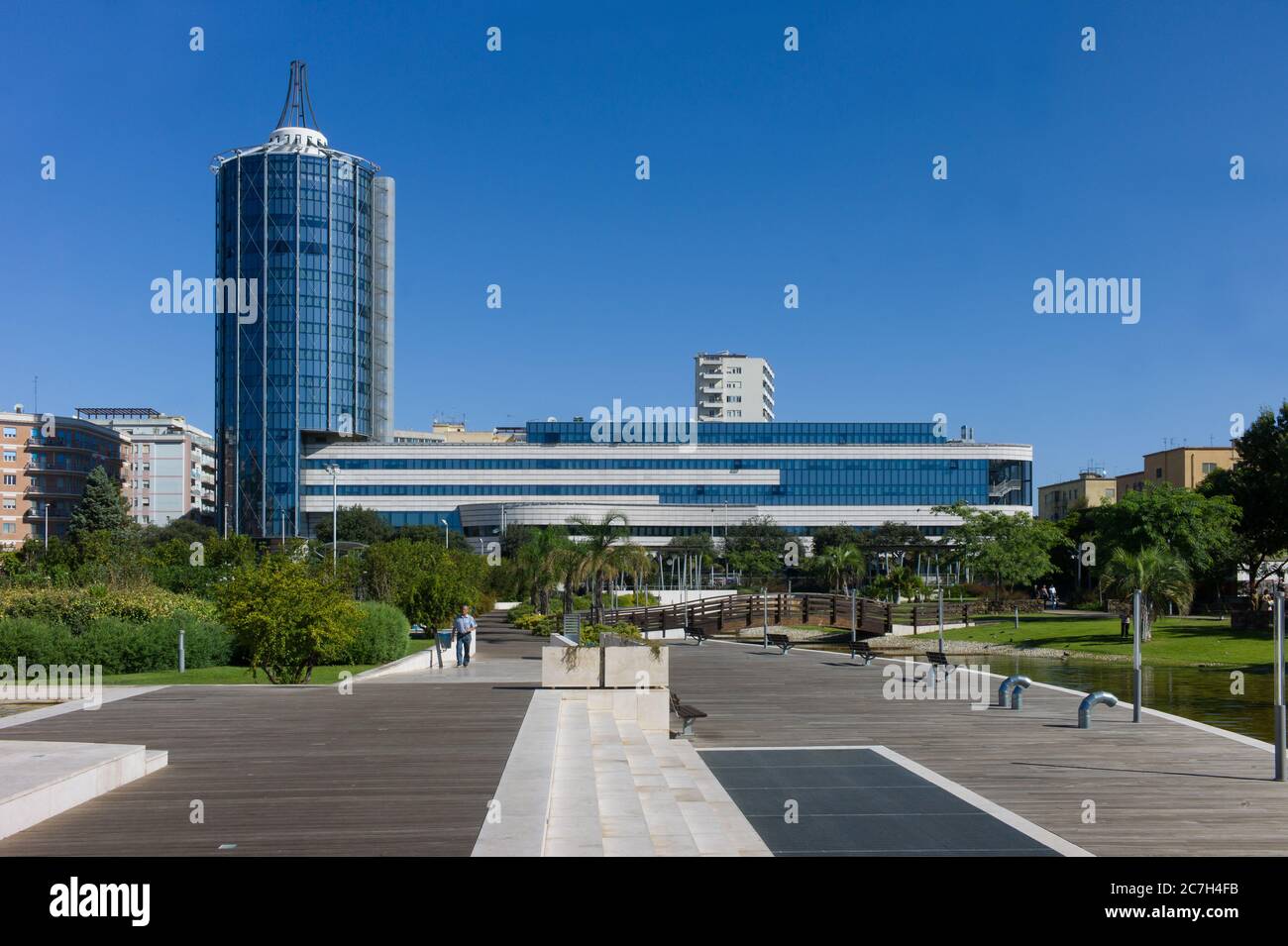 Blick auf das moderne T Design Hotel mit Turm in Cagliari, Sardinien, Italien Stockfoto