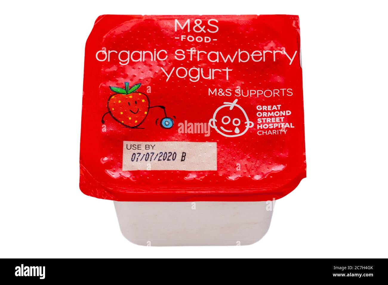M&S Bio Erdbeer Joghurt Topf isoliert auf weißem Hintergrund aus Bio Joghurt Auswahl-Pack für Kinder Stockfoto