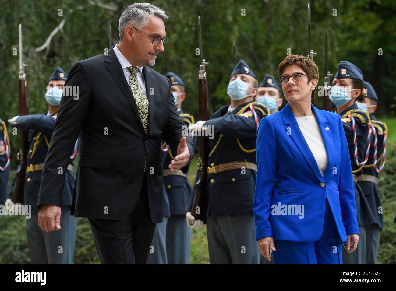 Prag, Tschechische Republik. Juli 2020. Der tschechische Verteidigungsminister Vladimir Metnar, links, begrüßt seinen deutschen Amtskollegen Annegret Kramp-Karrenbauer in Prag, Tschechische Republik, 17. Juli 2020. Annegret Kramp-Karrenbauer ist auf einer viertägigen Reise durch mehrere Staaten an der östlichen Außengrenze der EU. Sie will mit den Partnern über verteidigungspolitische Fragen und die aktuelle EU-Ratspräsidentschaft Deutschlands sprechen. Quelle: Michal Kamaryt/CTK Foto/Alamy Live News Stockfoto