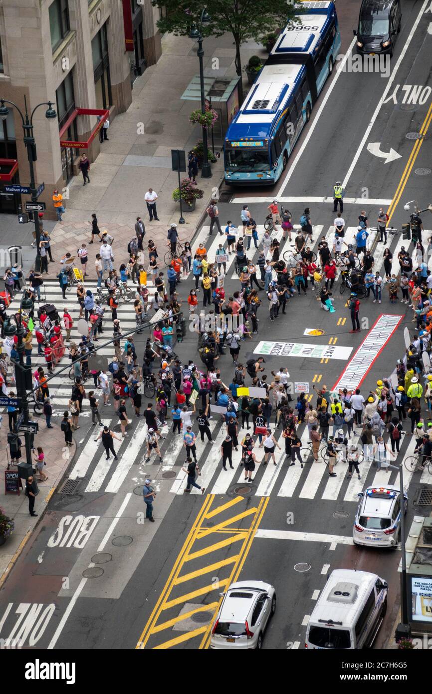 "Tax the Rich"-Marschers nehmen an einer Demonstration Teil, Midtown Manhattan, New York City, USA Stockfoto