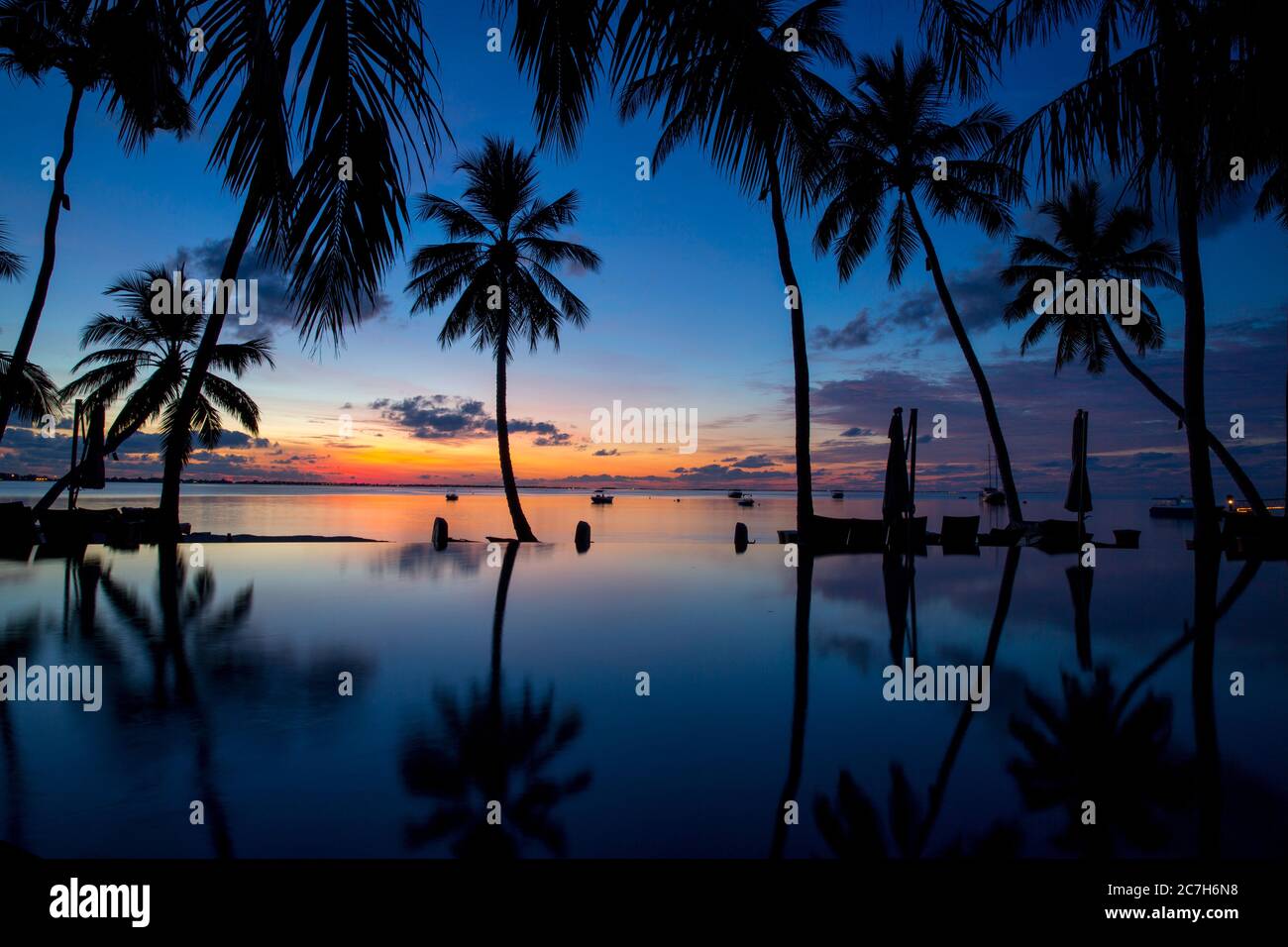 Palmenstrand, Pool, Sonnenuntergang, Shangri-La's Villingili Resort & Spa, Villingili, Malediven, Indischer Ozean Stockfoto