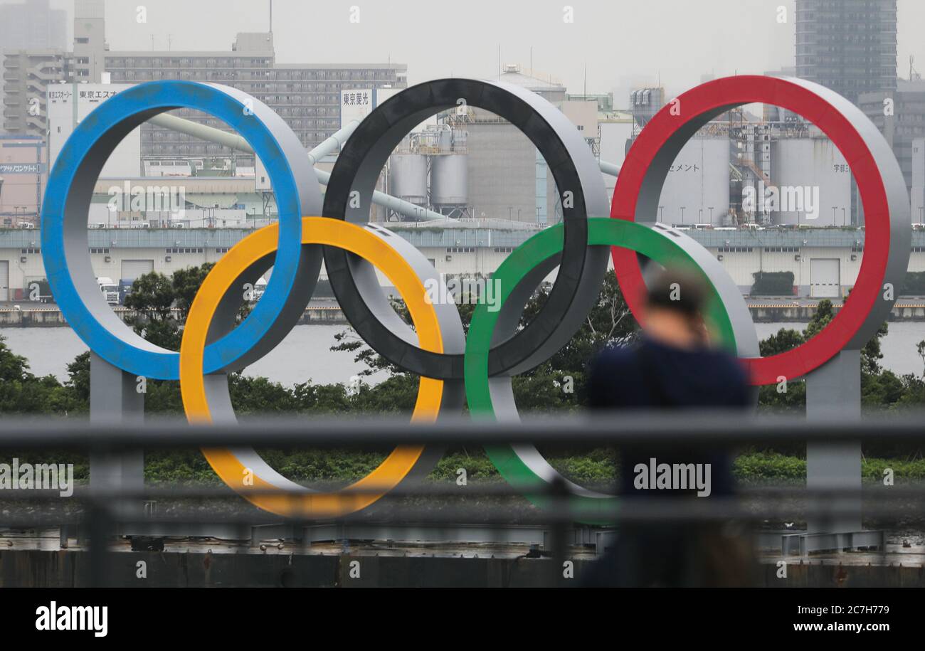 Tokio, Tokio. Juli 2020. Die Olympischen Ringe sind am 17. Juli 2020 im Odaiba Marine Park, Tokio, Japan zu sehen. Die verschobenen Olympischen Spiele in Tokio werden an den gleichen Orten stattfinden, und zwar nach einem fast identischen Zeitplan, bevor die Spiele aufgrund der COVID-19-Pandemie im März verschoben wurden, wie die Organisatoren der Spiele am Freitag mitteilten. Quelle: Du Xiaoyi/Xinhua/Alamy Live News Stockfoto Tokio, Tokio. Juli 2020. Die Olympischen Ringe sind am 17. Juli 2020 im Odaiba Marine Park, Tokio, Japan zu sehen. Die verschobenen Olympischen Spiele in Tokio werden an den gleichen Orten stattfinden, und zwar nach einem fast identischen Zeitplan, bevor die Spiele aufgrund der COVID-19-Pandemie im März verschoben wurden, wie die Organisatoren der Spiele am Freitag mitteilten. Quelle: Du Xiaoyi/Xinhua/Alamy Live News Stockfoto