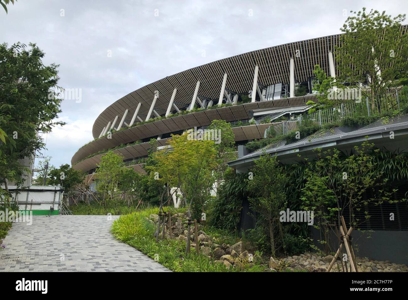 Tokio. Juni 2020. Das am 12. Juni 2020 aufgenommene File-Foto zeigt das Äußere des Olympiastadions in Tokio, Japan. Die verschobenen Olympischen Spiele in Tokio werden an den gleichen Orten stattfinden, und zwar nach einem fast identischen Zeitplan, bevor die Spiele aufgrund der COVID-19-Pandemie im März verschoben wurden, wie die Organisatoren der Spiele am Freitag mitteilten. Quelle: Du Xiaoyi/Xinhua/Alamy Live News Stockfoto Tokio. Juni 2020. Das am 12. Juni 2020 aufgenommene File-Foto zeigt das Äußere des Olympiastadions in Tokio, Japan. Die verschobenen Olympischen Spiele in Tokio werden an den gleichen Orten stattfinden, und zwar nach einem fast identischen Zeitplan, bevor die Spiele aufgrund der COVID-19-Pandemie im März verschoben wurden, wie die Organisatoren der Spiele am Freitag mitteilten. Quelle: Du Xiaoyi/Xinhua/Alamy Live News Stockfoto