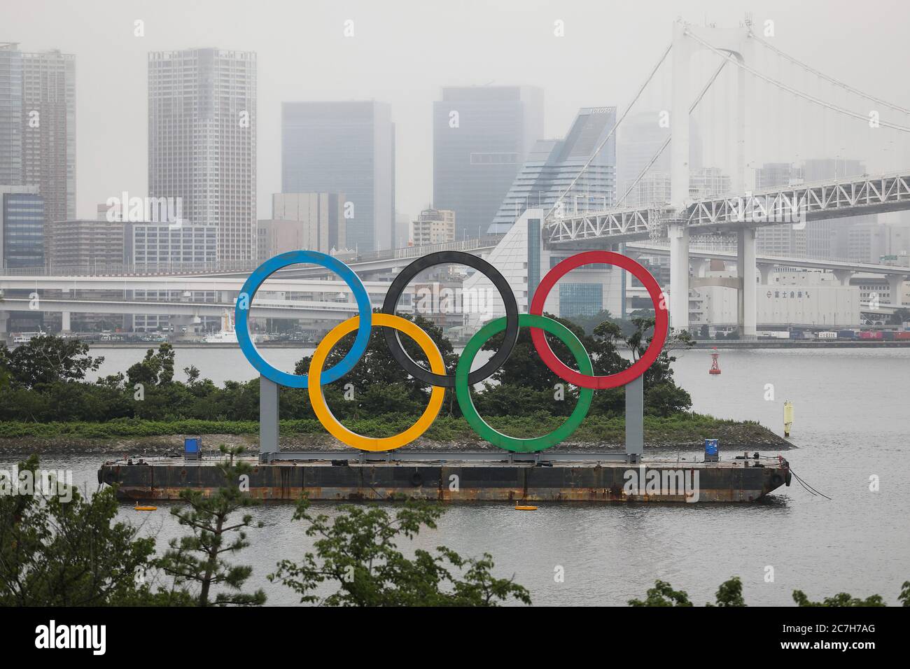 Tokio, Japan. Juli 2020. Die Olympischen Ringe sind am 17. Juli 2020 im Odaiba Marine Park, Tokio, Japan, zu sehen. Die verschobenen Olympischen Spiele in Tokio werden an den gleichen Orten stattfinden, und zwar nach einem fast identischen Zeitplan, bevor die Spiele aufgrund der COVID-19-Pandemie im März verschoben wurden, wie die Organisatoren der Spiele am Freitag mitteilten. Quelle: Du Xiaoyi/Xinhua/Alamy Live News Stockfoto Tokio, Japan. Juli 2020. Die Olympischen Ringe sind am 17. Juli 2020 im Odaiba Marine Park, Tokio, Japan, zu sehen. Die verschobenen Olympischen Spiele in Tokio werden an den gleichen Orten stattfinden, und zwar nach einem fast identischen Zeitplan, bevor die Spiele aufgrund der COVID-19-Pandemie im März verschoben wurden, wie die Organisatoren der Spiele am Freitag mitteilten. Quelle: Du Xiaoyi/Xinhua/Alamy Live News Stockfoto