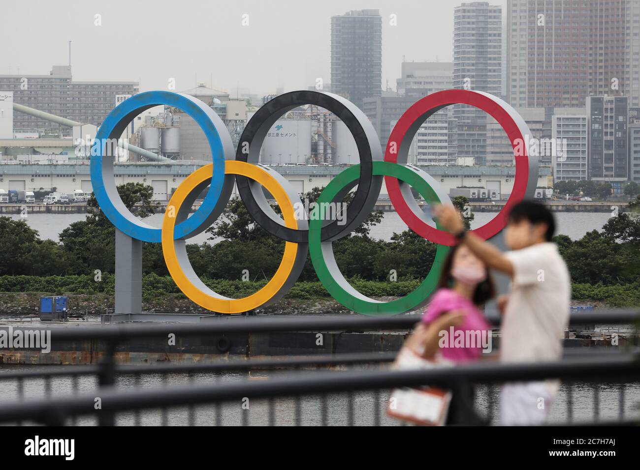 Tokio, Tokio. Juli 2020. Die Olympischen Ringe sind am 17. Juli 2020 im Odaiba Marine Park, Tokio, Japan zu sehen. Die verschobenen Olympischen Spiele in Tokio werden an den gleichen Orten stattfinden, und zwar nach einem fast identischen Zeitplan, bevor die Spiele aufgrund der COVID-19-Pandemie im März verschoben wurden, wie die Organisatoren der Spiele am Freitag mitteilten. Quelle: Du Xiaoyi/Xinhua/Alamy Live News Stockfoto Tokio, Tokio. Juli 2020. Die Olympischen Ringe sind am 17. Juli 2020 im Odaiba Marine Park, Tokio, Japan zu sehen. Die verschobenen Olympischen Spiele in Tokio werden an den gleichen Orten stattfinden, und zwar nach einem fast identischen Zeitplan, bevor die Spiele aufgrund der COVID-19-Pandemie im März verschoben wurden, wie die Organisatoren der Spiele am Freitag mitteilten. Quelle: Du Xiaoyi/Xinhua/Alamy Live News Stockfoto