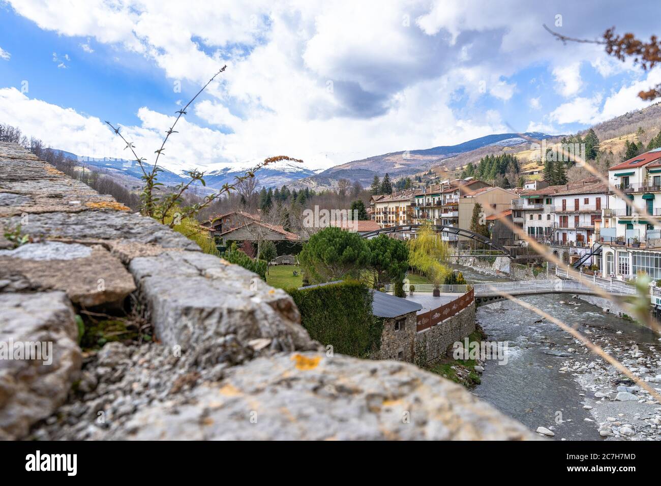 Europa, Spanien, Katalonien, Girona, Ripolles, Camprodon, Blick von der Brücke Pont Nou nach Camprodon und den Fluss Ter Stockfoto