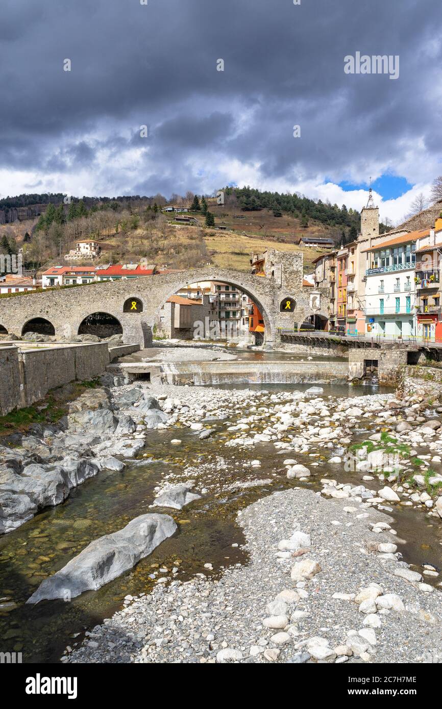 Europa, Spanien, Katalonien, Girona, Ripollès, Camprodon, Blick auf die Brücke Pont Nou in Camprodon Stockfoto