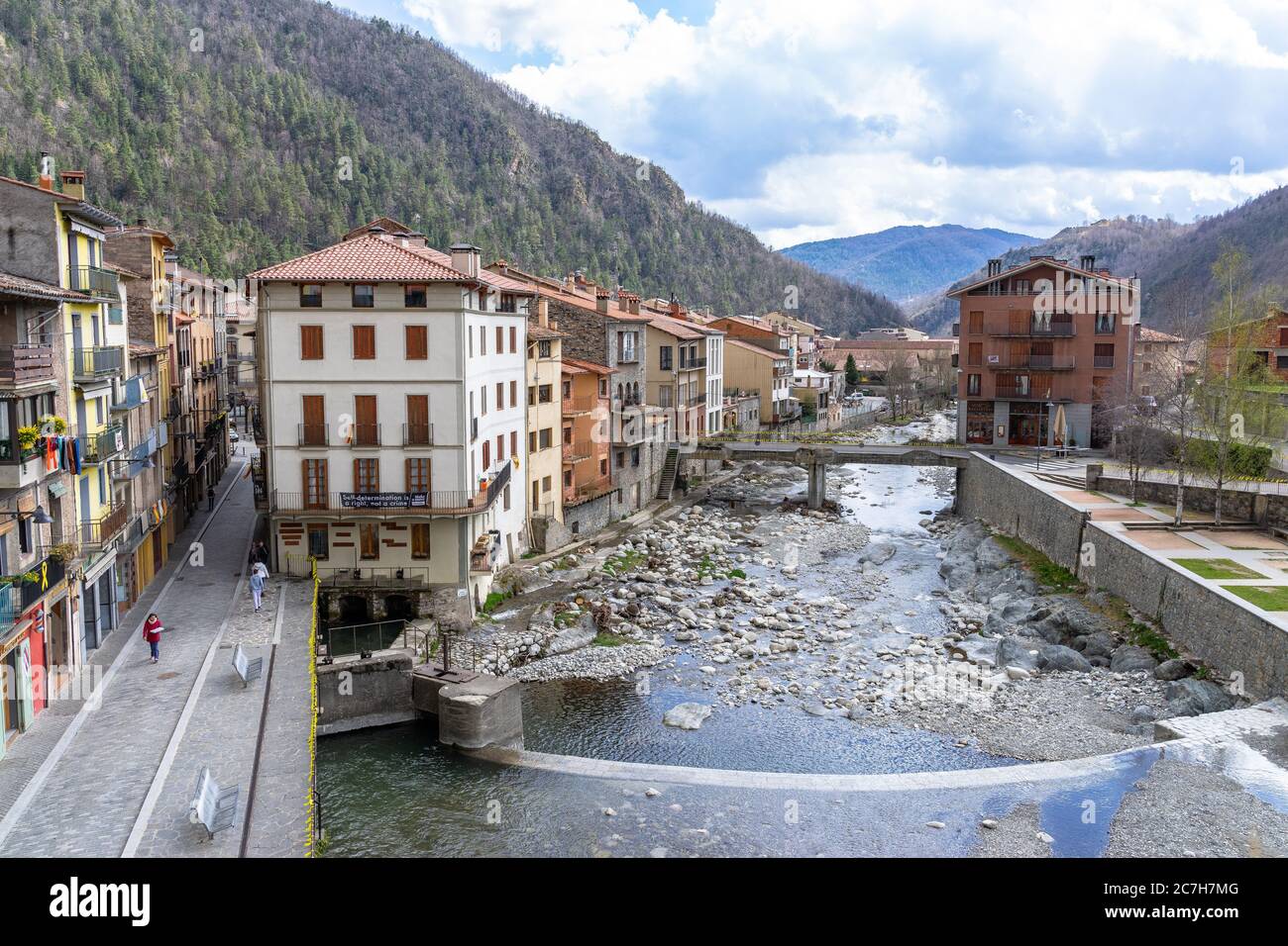Europa, Spanien, Katalonien, Girona, Ripollès, Camprodon, Blick von der Brücke Pont Nou auf das historische Zentrum von Camprodon am Fluss Ter Stockfoto