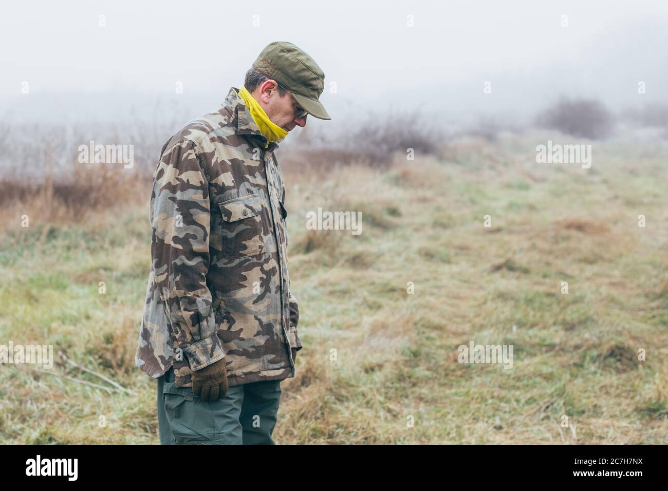 Soldat, der an Depressionen leidet und auf den Boden schaut Stockfoto