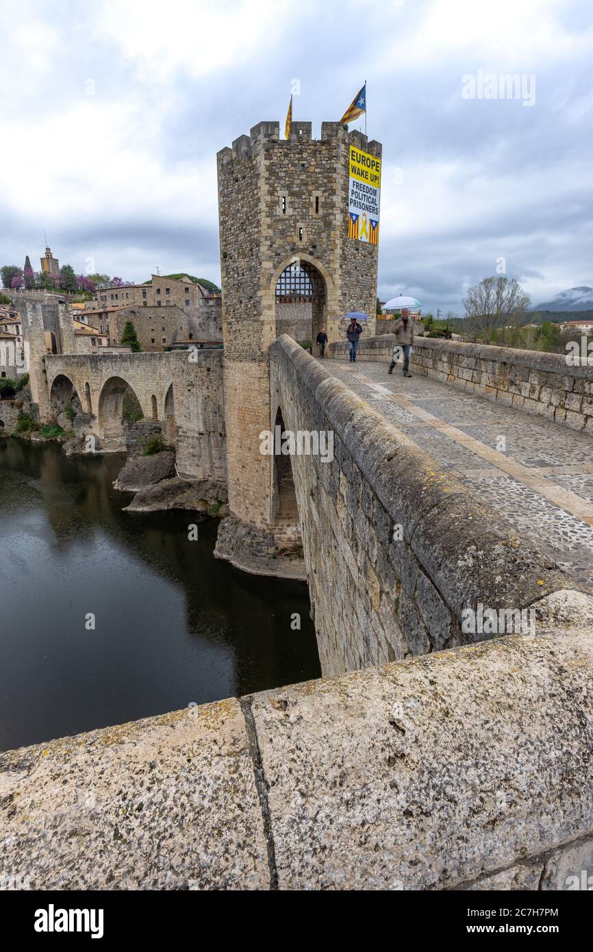 Europa, Spanien, Katalonien, Provinz Girona, Garrotxa, Besalú, Blick auf die Pont de Besalú über den Fluss Fluvia Stockfoto